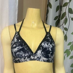 Woman’s black and white ATHLETA Roca Chica Scallop Bikini Top SMALL